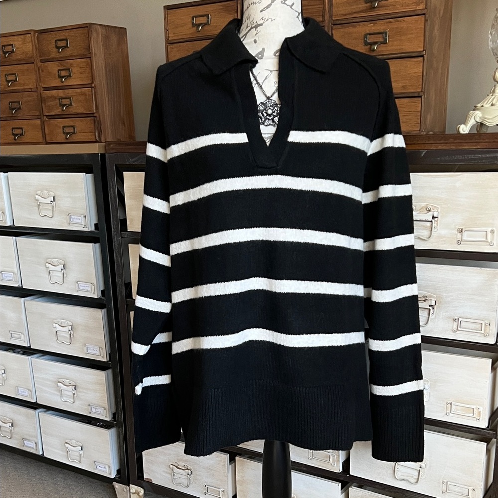 NWT Aerie Black and White V-Neck Unreal Polo Sweater